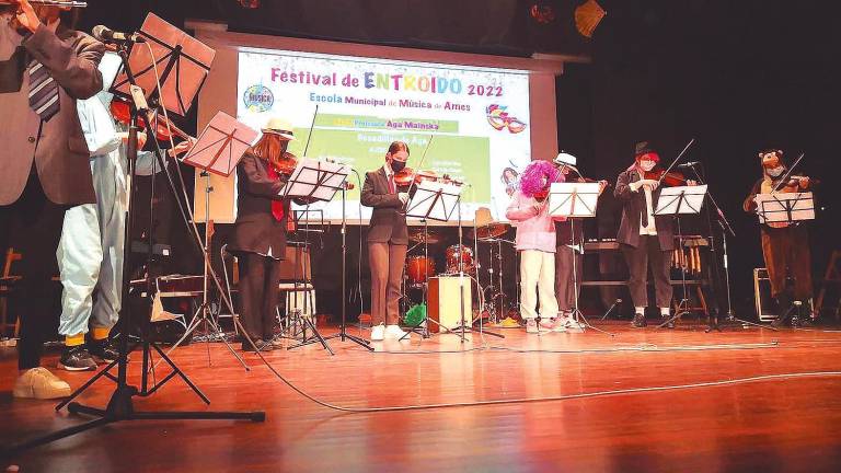 Una actuación de alumnos de la Escola Municipal de Música de Ames durante las pasadas fiestas de Entroido. Foto: EMMA