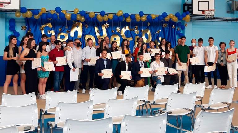 DIPLOMAS. Os alumnos posan cos seus diplomas. Foto: C.L.