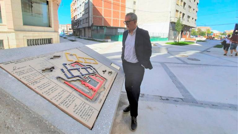 O alcalde, Evencio Ferrero, contemplando a peza artística de Manolo Eirín. Foto: Concello de Carballo