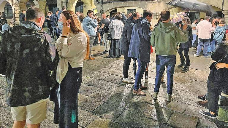 sigue la fiesta. Jóvenes continúan reunidos en la Plaza del Teucro tras el cierre del ocio nocturno (Pontevedra). Foto: Gallego