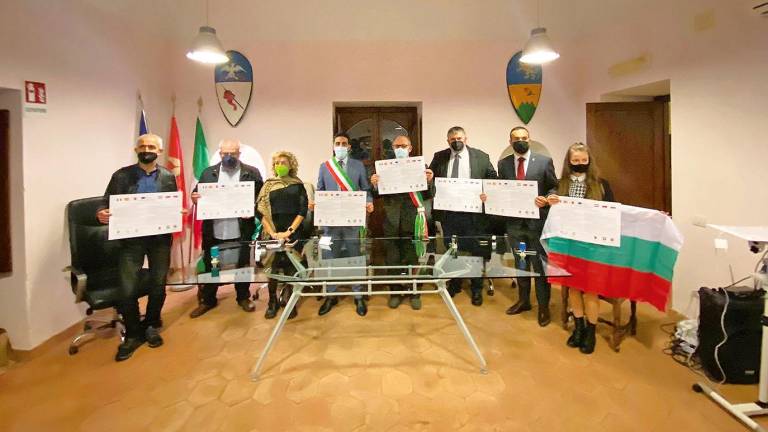 Autoridades de Mongiuffi Melia con los representantes de las entidades y asociaciones de los seis países participantes.