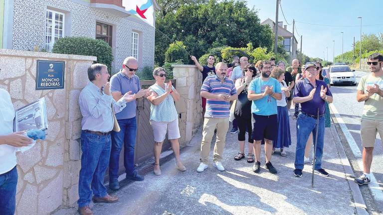 Autoridades e compañeiros e familiares de Moncho Reboiras aplauden no acto de inauguración da rúa que xa leva o seu nome. Foto: C.D. 