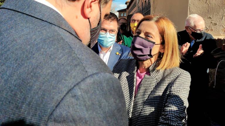 La expresidenta del Parlament, recibida por Oriol Junqueras y Pere Aragonès al salir de la cárcel de Wad-Ras. FOTO: EUROPA PRESS