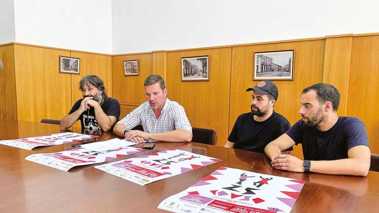 O alcalde José López, segundo pola esquerda, xunto os membros de A Xesteira, presentando o festival Foto: Sangiao