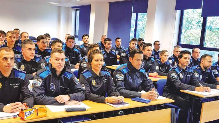 Agentes de las distintas policías locales de Galicia durante uno de los cursos de formación desarrollados en la Agaps, ubicada en A Estrada. Foto: X.G.