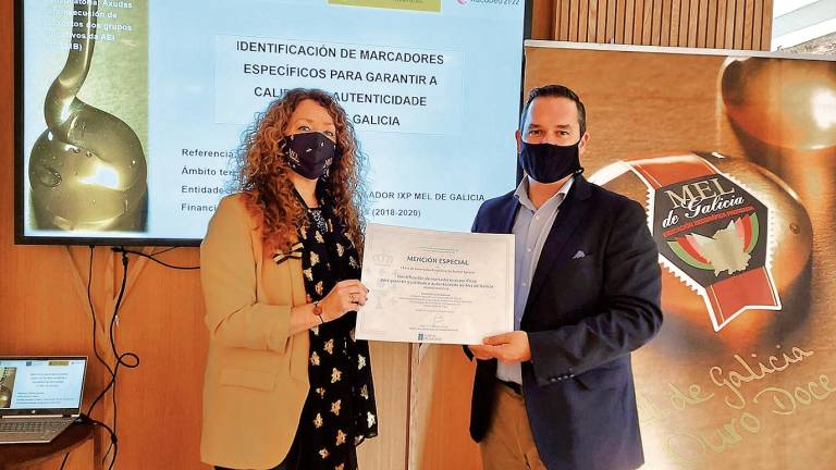 La presidenta de la IXP Mel de Galicia recibió de manos de José Luis Carbarcos la mención especial al proyecto que desarrollan. Foto: X. G.