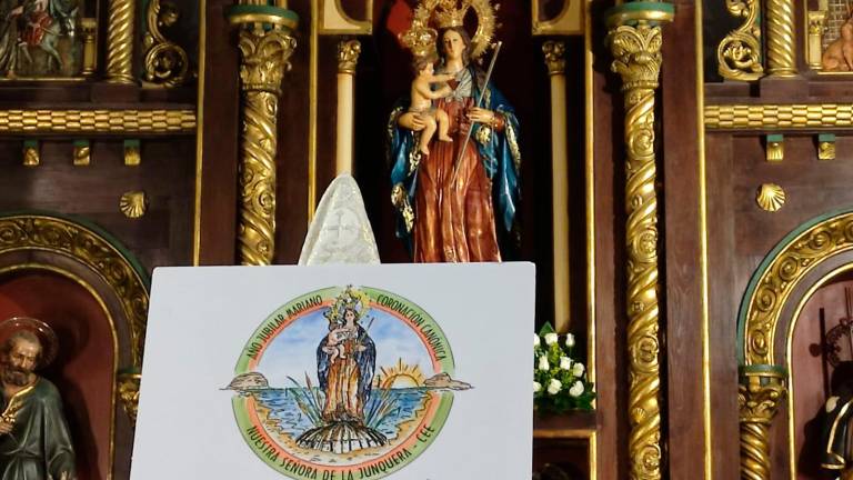 Cartel promocional do Ano Xubilar diante da imaxe da Virxe da Xunqueira. Foto: Parroquia de Cee