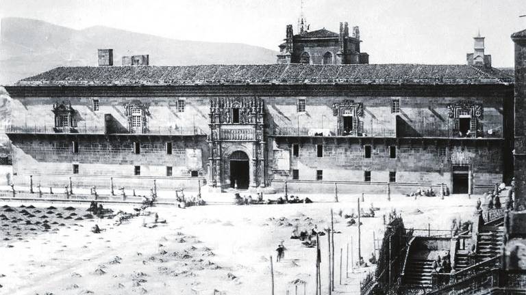 praza do obradoiro. La fotografía data del año 1858, de las primeras captadas en Galicia en exteriores. Foto: Alvarellos