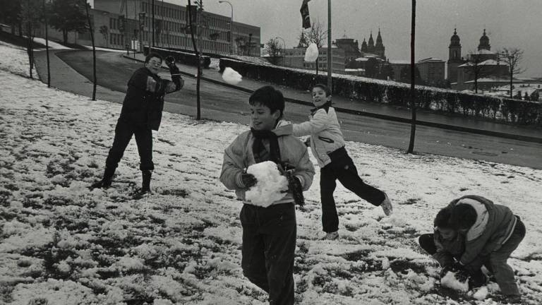 Gran nevada en Santiago de Compostela en el año 1990. (Autor, Manolo Blanco. Fuente, El Correo Gallego)