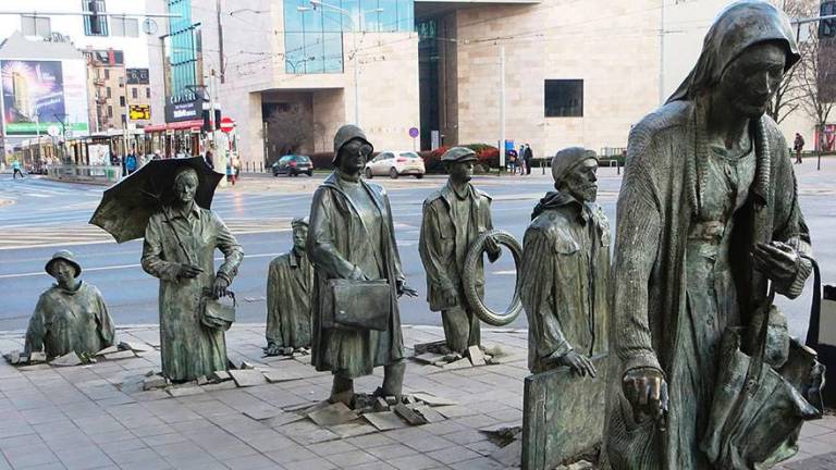 <b>Monumento del Transeúnte Anónimo</b>. En el centro de Breslavia, se encuentra este conjunto escultórico que representa a un grupo de 14 personas a tamaño real que se hunden en el suelo a un lado de la calle Swidnicka y resurgen en el otro lado. El artista Jerzy Kalina quiso homenajear a los ciudadanos que fueron asesinados y/o desaparecieron durante el período de la ley marcial en Polonia en la década de 1980. (Imagen, <u>wyborcza.pl)</u>