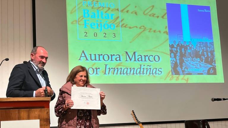 Anxo Angueira entregou o premio Baltar Feijóo a Aurora Marco. Foto: Fundación Rosalía