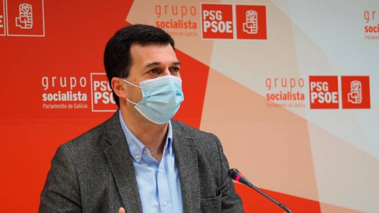 rueda de prensa. Gonzalo Caballero, líder del PSdeG, este lunes en rueda de prensa en el Parlamento gallego