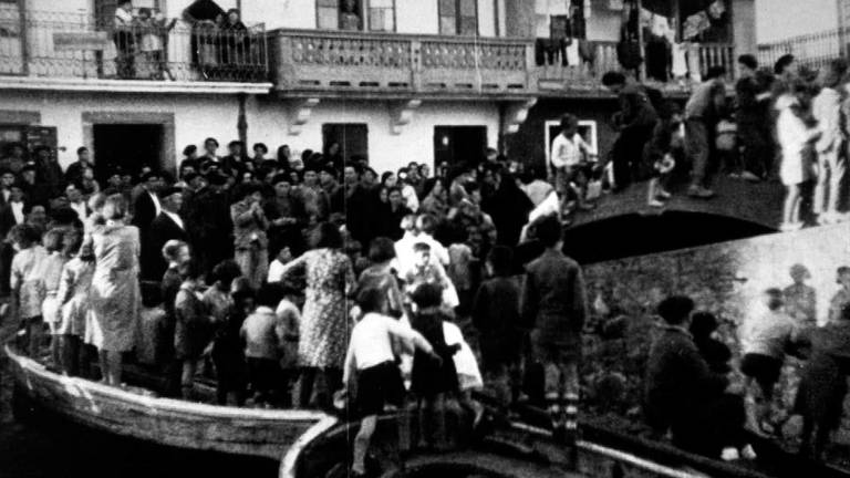 Asistentes á función de monicreques na praza de Malpica no 1933 da man das Misións Pedagóxicas. Foto: C. Malpica