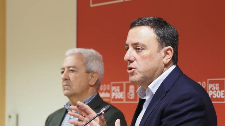 Valentín González Formoso, a la derecha, junto a Luis Álvarez durante la rueda de prensa convocada este lunes en el Parlamento gallego FOTO: Gallego