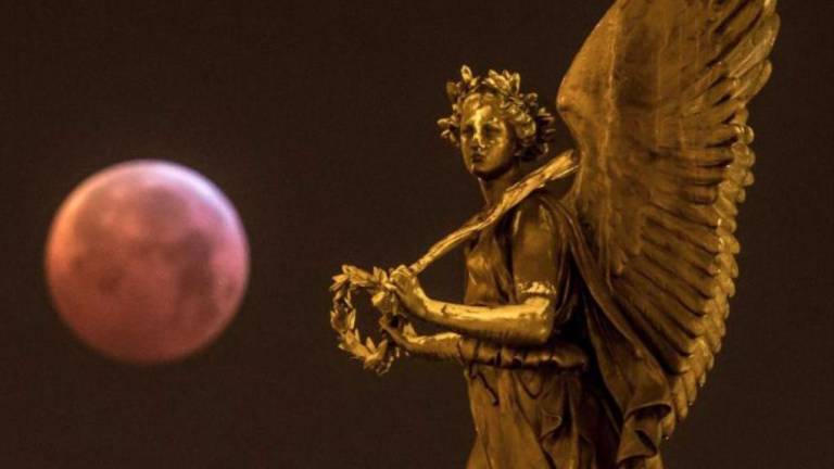 Un ángel de bronce de la ciudad de Praga iluminado por este fenómeno. (Fuente, 20minutos.es. Autor, Martin Divisek)