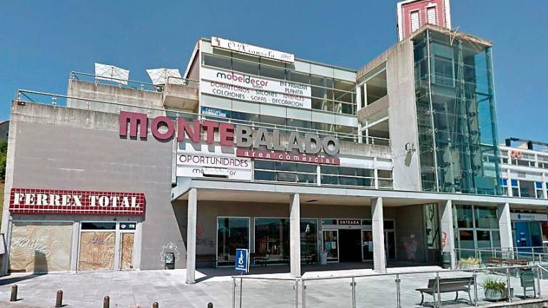 Ascensor, á dereita, no centro comercial Monte Balado, situado nos Ánxeles, Brión. Foto: CG