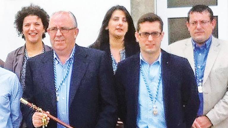 En primer término, por la izquierda, Andrés García Cardeso (PP), que será el próximo alcalde, con César Ramos, de Compromiso. Foto: CDB