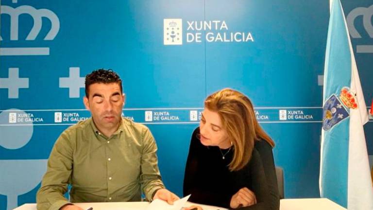 Luis López e Marta Mariño analizando os datos