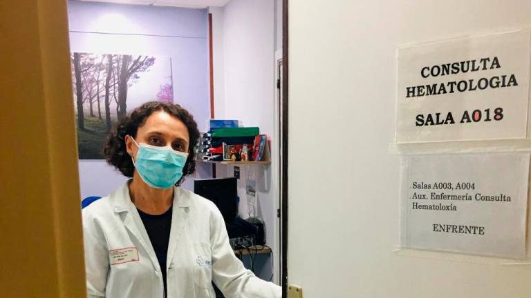La hematóloga Ana Vale, en la consulta del Chuac. Foto: Cedida
