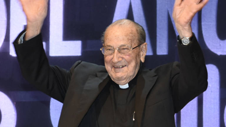 Padre Andrés Díaz de Rábago: Debemos pensar en los demás y dar amor