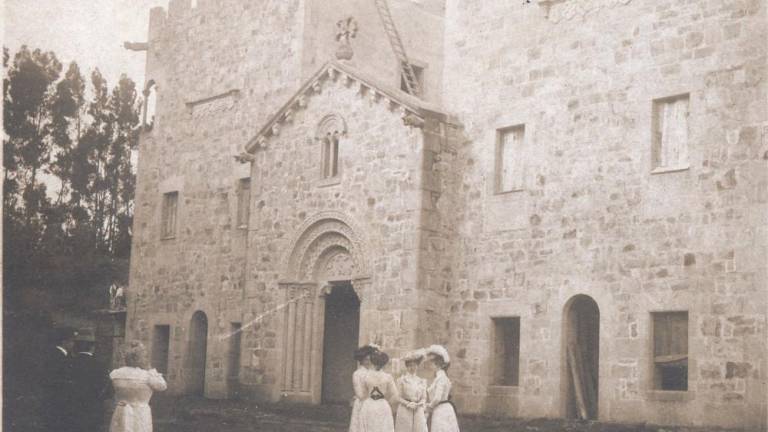 Imaxe histórica da fachada das Torres de Meirás, con invitados da condesa no xardín. Foto: Casa Museo Emilia Pardo Bazán