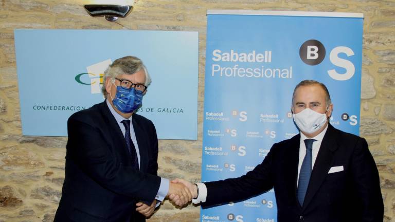 Juan Manuel Vieites, izquierda, junto a Pablo Junceda, tras la firma del acuerdo entre la CEG y el Sabadell Gallego