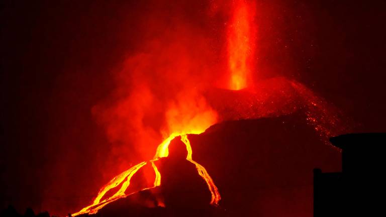 Una de las bocas eruptivas del volcán de Cumbre Vieja. Foto: E.P.