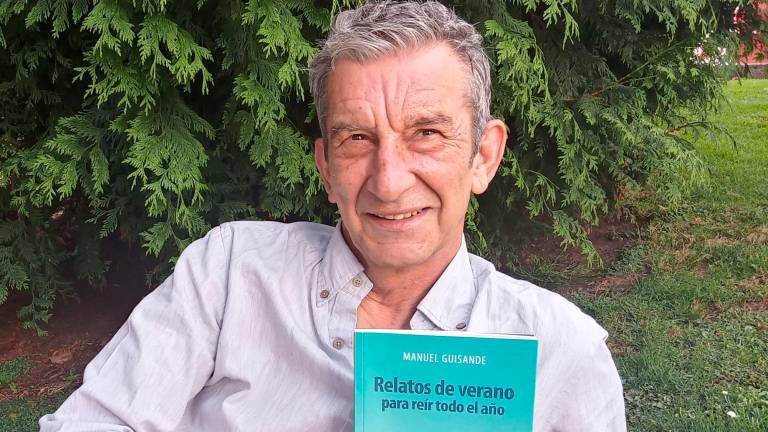Manuel Guisande con un ejemplar de su última publicación. Foto: Gallego