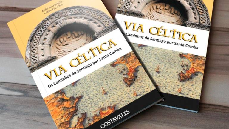 Dos ejemplares de la obra ‘Vía Céltica: Os Camiños de Santiago por Santa Comba’. Foto: AC