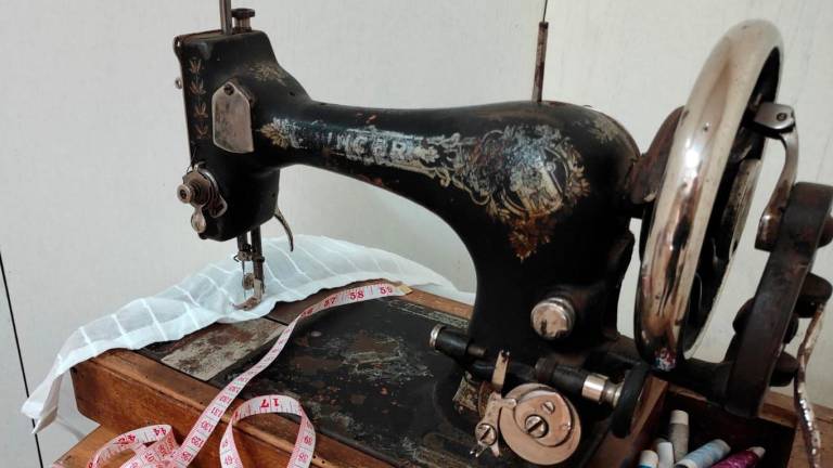 A máquina de coser dunha costureira zaense é unha das pezas que poderán ver na exposición. Foto: Concello de Zas