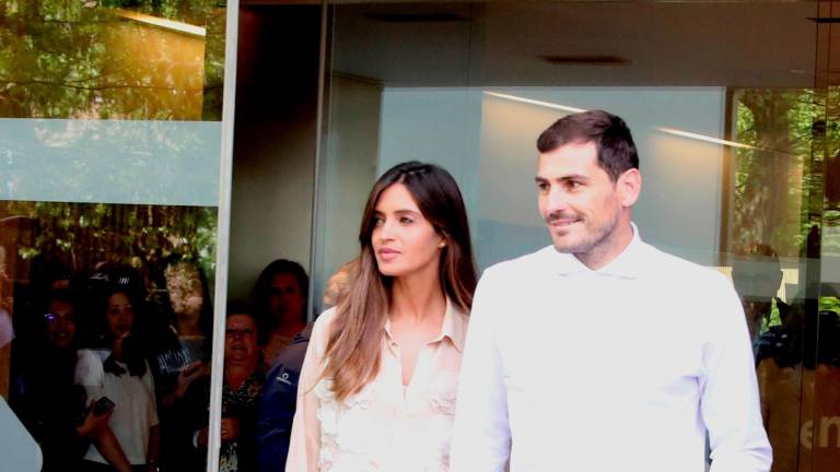 GRAF8771. LISBOA, 01/05/2020.- Iker Casillas y su esposa Sara Carbonero, el día que abandonó el hospital tras sufrir un infarto. EFE/Archivo/Carlos García