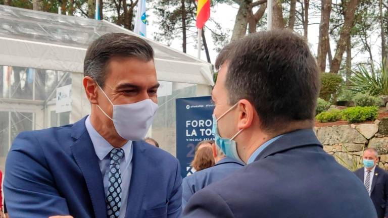 encuentro de Gonzalo Caballero, derecha, y el presidente del Gobierno, Pedro Sánchez, en A Toxa. Foto: Gallego