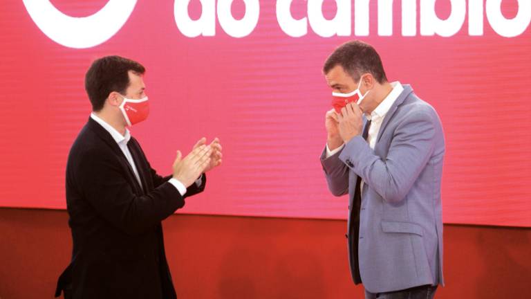 campaña. Gonzalo Caballero aplaude a Pedro Sánchez durante un mitin de las autonómicas. Foto: Efe
