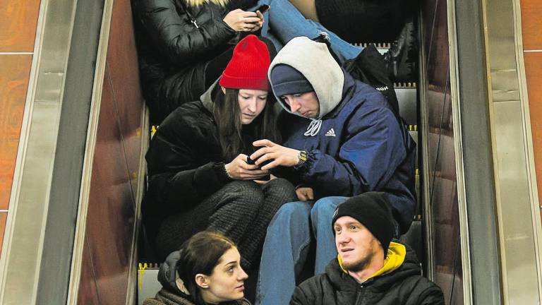 Un grupo de ucranianos, refugiados en una estación de metro de Kiev durante ataques con misiles rusos, ayer.
