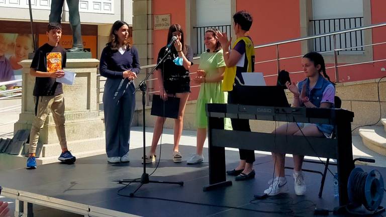 GANADORES. Por la izqda., Lucas, Aitana, Alba y Dina y, a la dcha., la pianista Tania Davila, que amenizó el acto. Foto: AIB