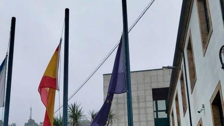 Bandeiras a media asta ante o Concello de Carnota. Foto: C.C.