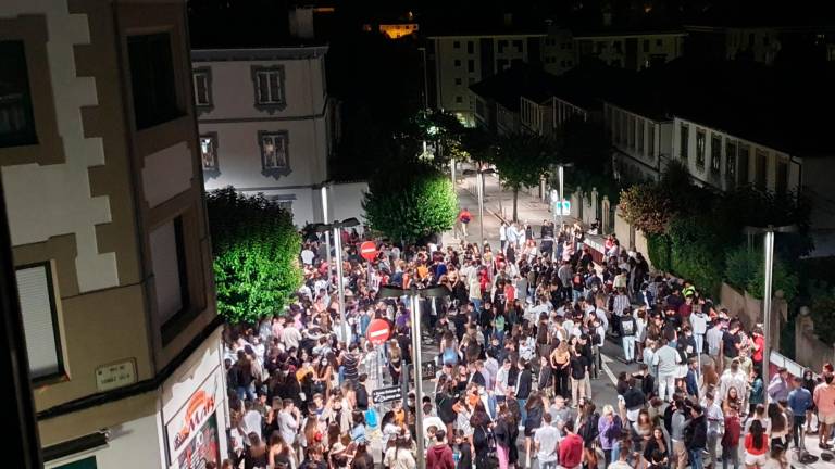 Aglomeración de jóvenes en la calle Curros Enríquez en una noche de marcha en Santiago
