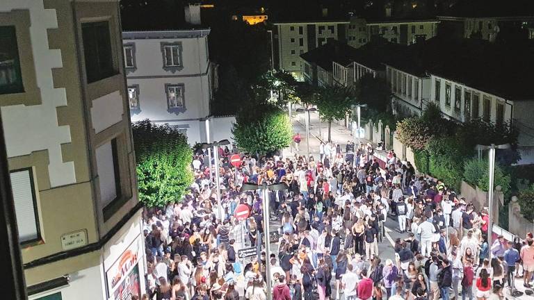 Aglomeración de jóvenes en la calle Curros Enríquez en una noche de marcha durante el inicio del curso universitario