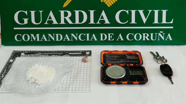 Efectos intervenidos a los detenidos por tráfico de drogas en la comarca del Barbanza. Foto: Guardia Civil