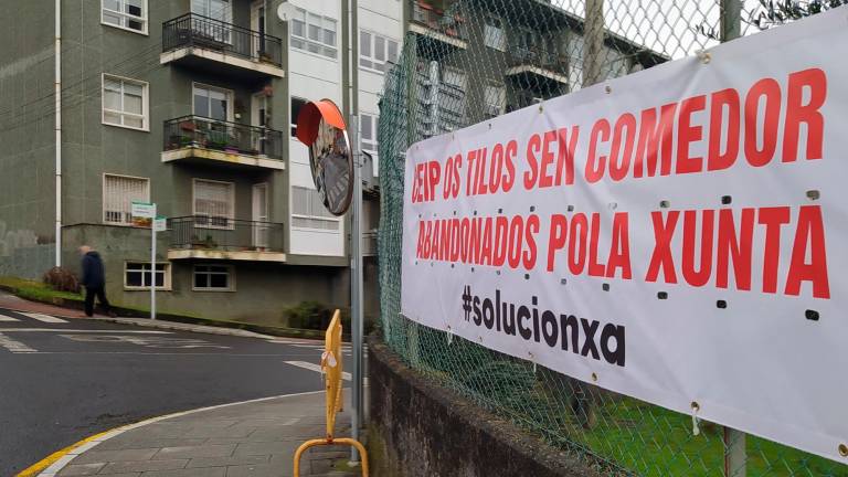 Gran cartel emplazado en la valla que rodea el CEIP de Os Tilos. Foto: CG