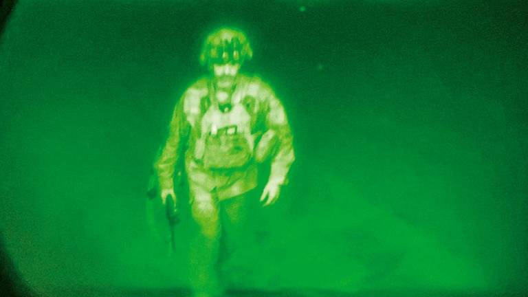 El mayor general Chris Donahue, en una imagen del Departamento de Defensa estadounidense difundida junto a la frase “El último militar de Estados Unidos abandona Afganistán”.