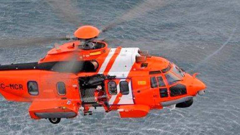 O helicóptero ‘Helimer 401’ localizou e evacuou ó percebeiro ferido nas illas Sisargas. Foto: Salvamento Marítimo