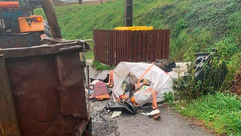 En Porto do Son la basura se localizó junto a los contenedores en varios puntos. Foto: C. P. 