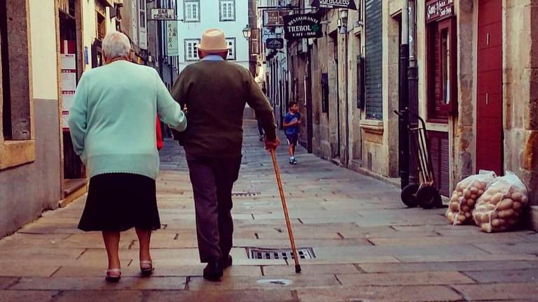 Imagen de dos jubilados paseando por la calle del Franco en Compostela. FOTO: Esteban delaIglesia
