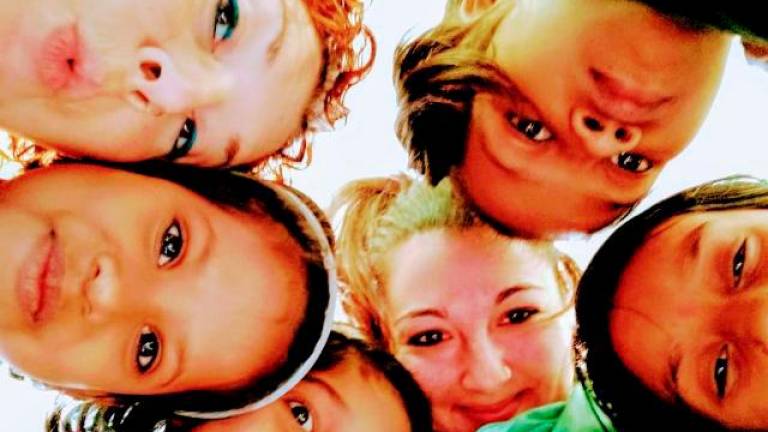 Jessica Giner, en el extremo superior izquierdo de la imagen, con niños que atiende la ONG Semilla para el Cambio, junto a otra cooperante.