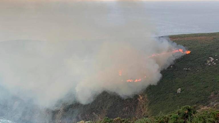 Incendio ayer en la isla de Ons provocado por un rayo