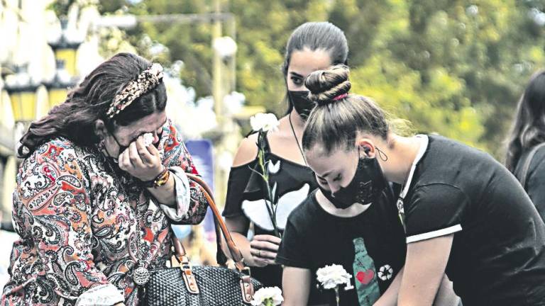Familiares de víctimas depositan flores en el monumento conmemorativo de los atentados del 17A. Foto: Europa Press