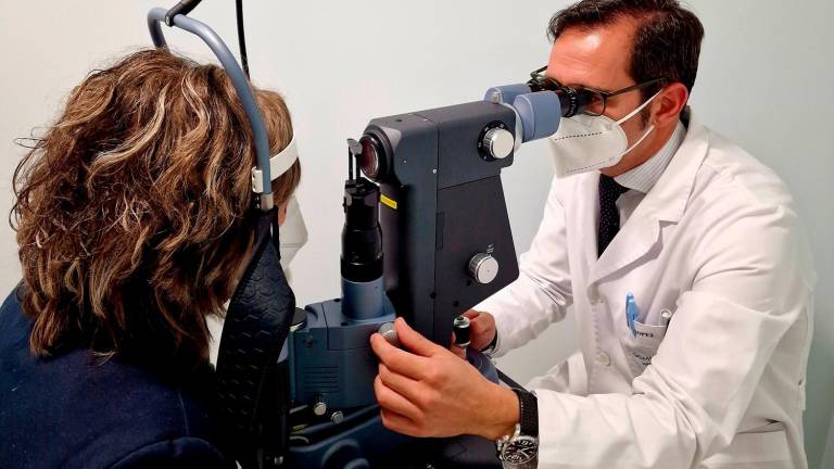 El Instituto Oftalmológico Gómez-Ulla ya ha incorporado el láser SL, la nueva terapia médica, a sus instalaciones