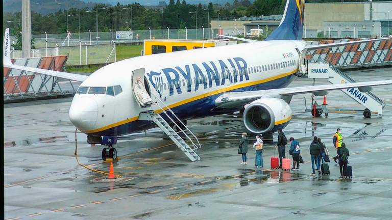 Pasajeros embarcando en un vuelo de Ryanair en Lavacolla. Foto: F. B.