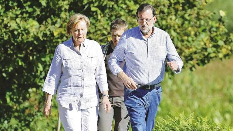 CAMINANTES. El 24 de agosto de 2014 la entonces política más poderosa del mundo, Angela Merkel, y el presidente del Gobierno, Mariano Rajoy, disfrutaron del Camino, como se puede apreciar en la imagen. Foto: ECG 